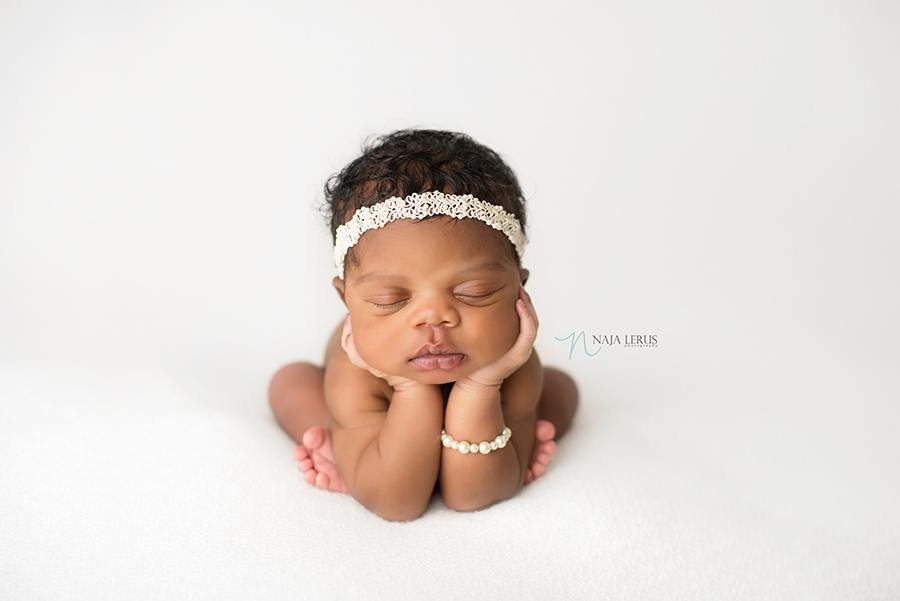 froggy pose chicago il newborn photos 