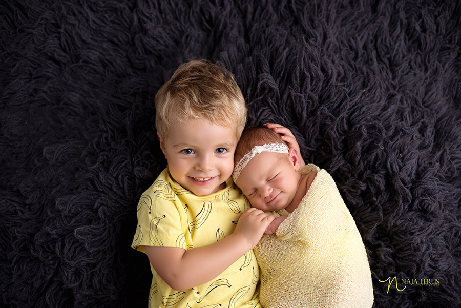 brother sister sibling shot in newborn pictures chicago IL