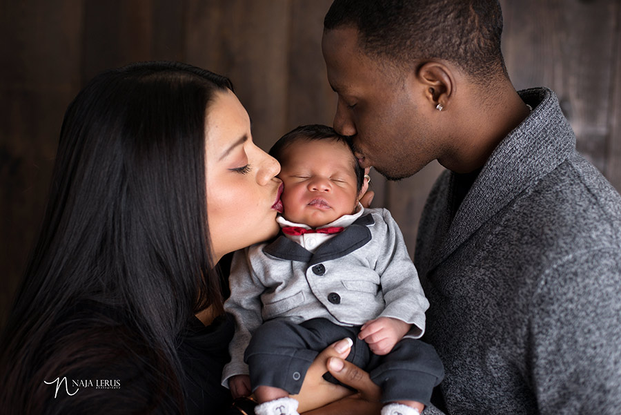parents kissing newborn chicago photography