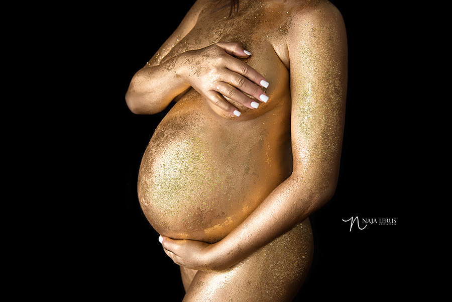 gold and glitter painted pregnancy pictures chicago IL
