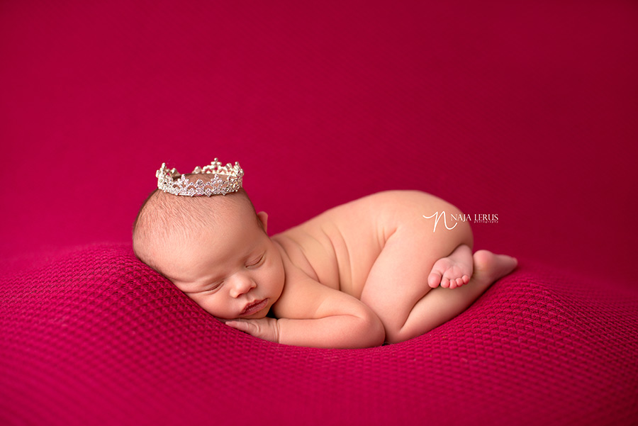 il newborn baby photographer with crown prop