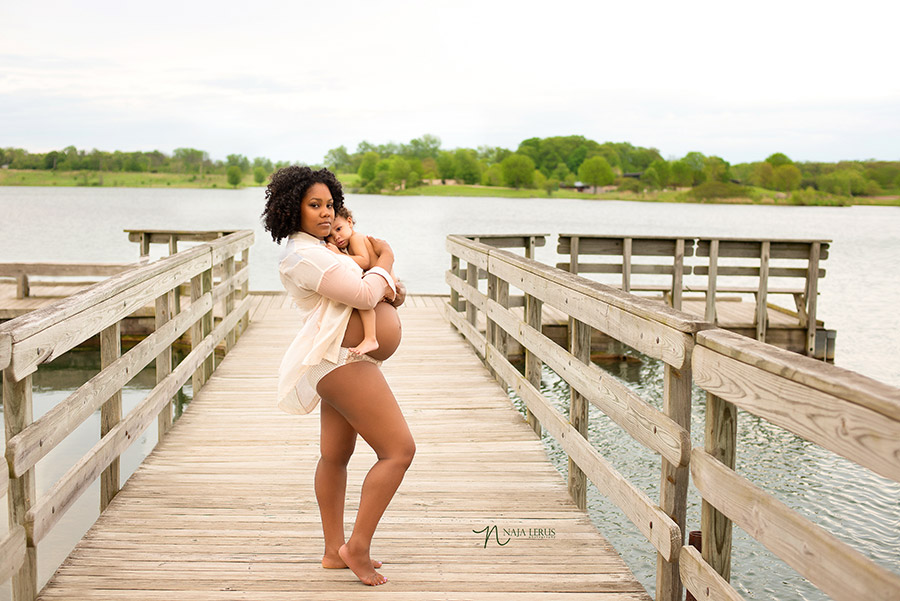 mom and big sister pregnancy photo by lake