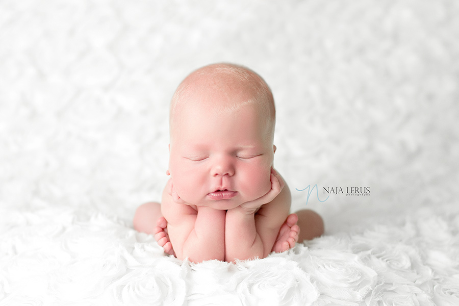 froggy position newborn pose chicago