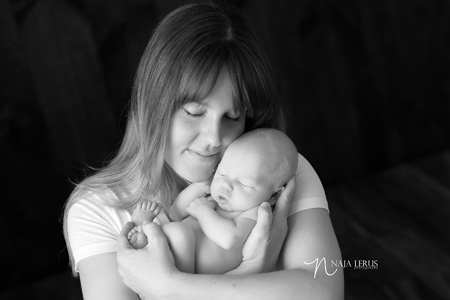 mother baby timeless chicago photographer