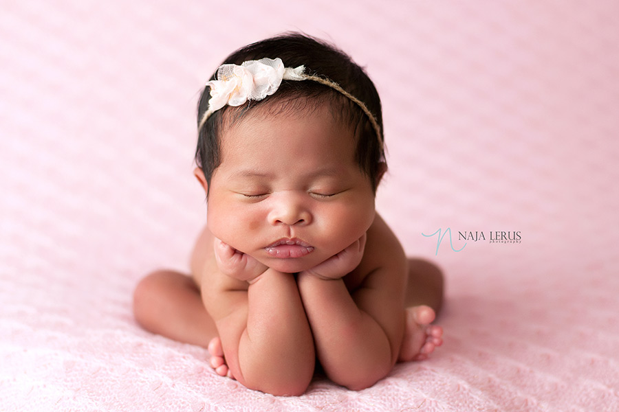 froggy pose chicago newborn photography