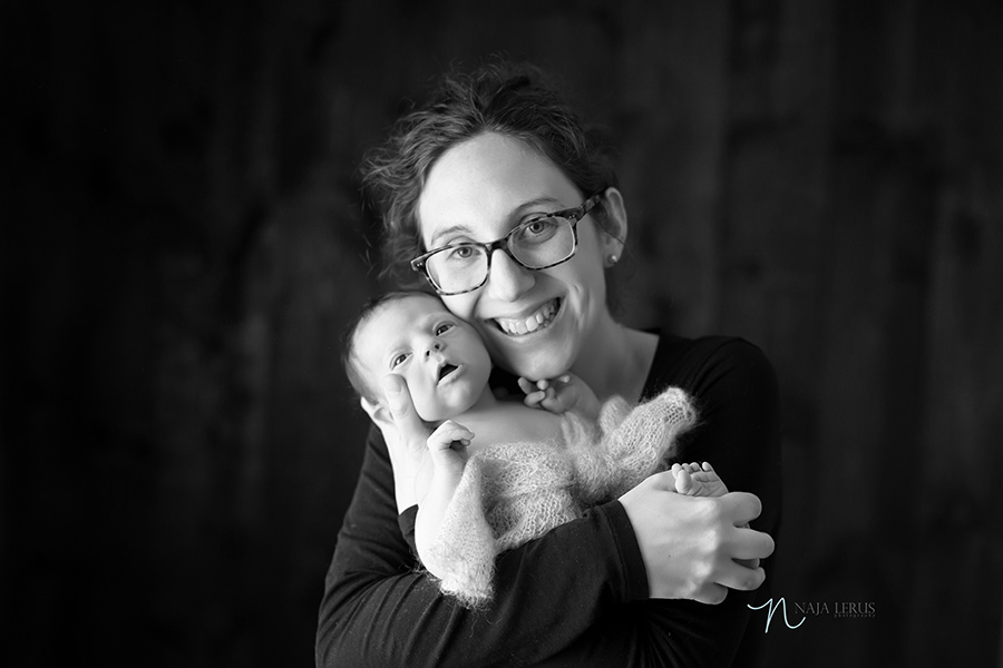 parent mother pictures newborn photographer chicago