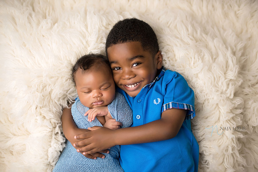 sibling shots newborn photography chicago brothers together