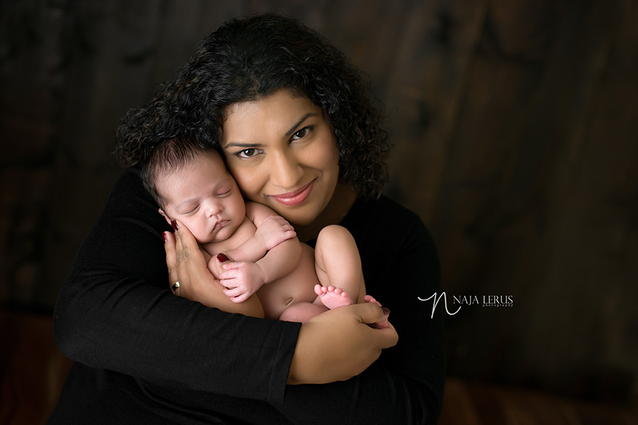 mom mother shots chicago parents newborn pictures palatine il