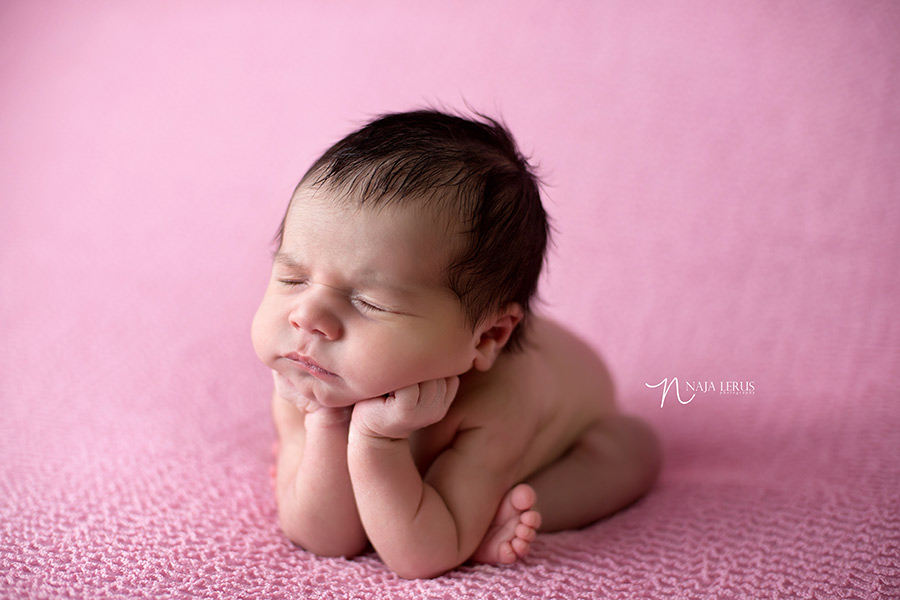 froggy pose head in cheeks newborn chicago il pose