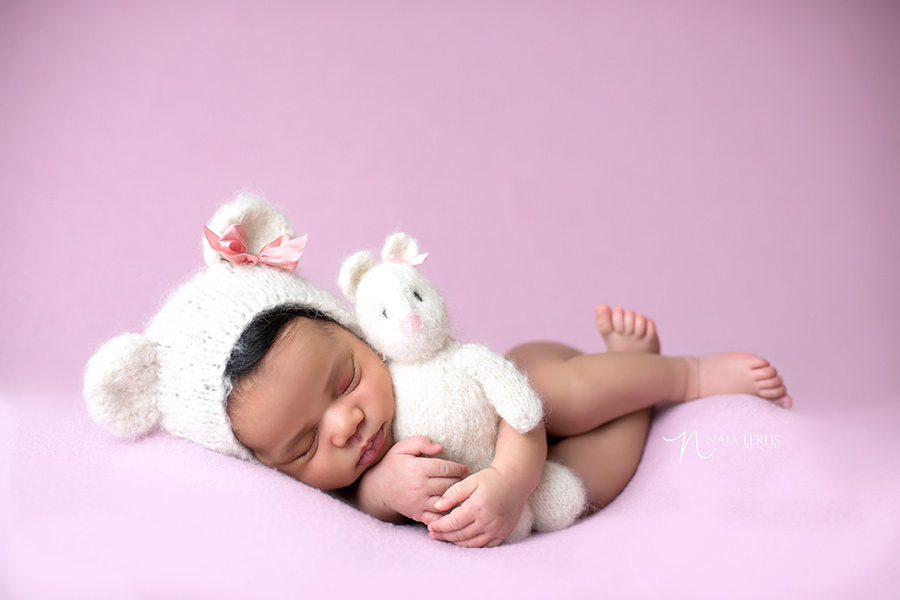 newborn photos chicago teddy bear 