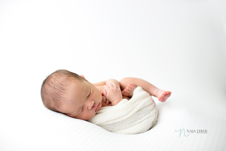 natural newborn posing chicago