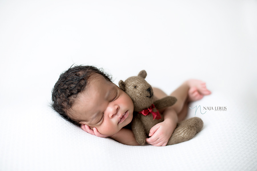 newborn picture with baby and teddy bear chicago il photographer
