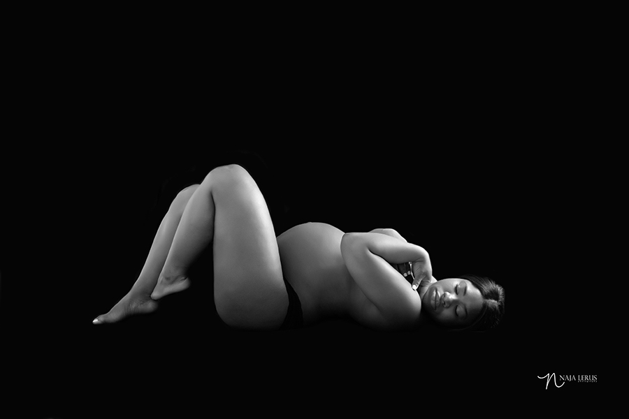 tasteful maternity photographer chicago black and white
