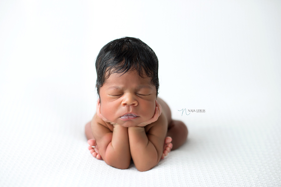 newborn pose hands in cheeks like a frog chicago