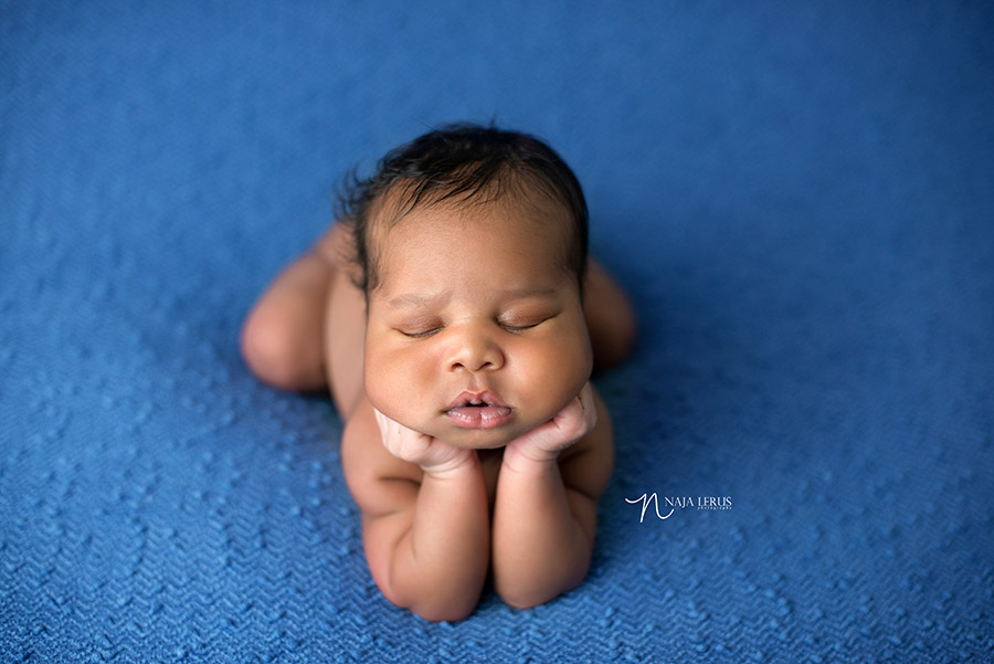 froggy pose variation hands on cheeks newborn photography pose chiacgo