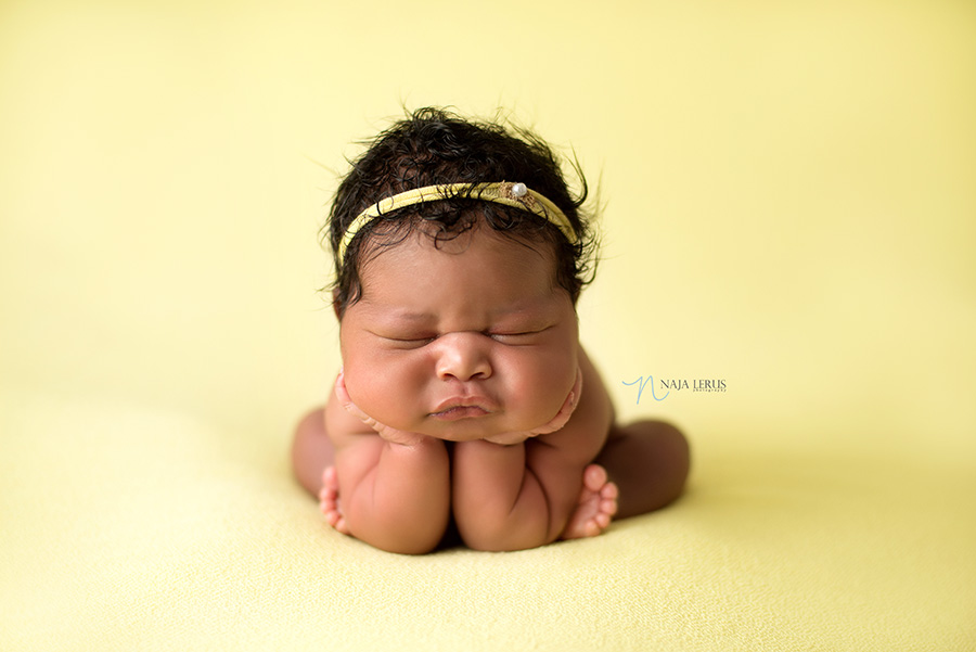 froggy pose newborn picture chicago