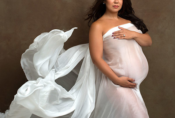 maternity photo with flowy fabric chicago il