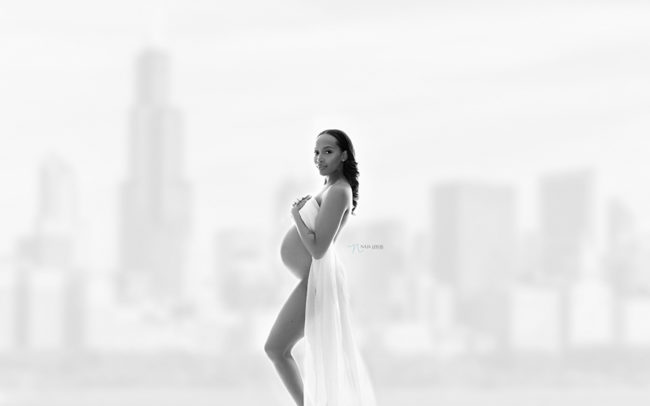 city backdrop of chicago pregnancy photographer maternity